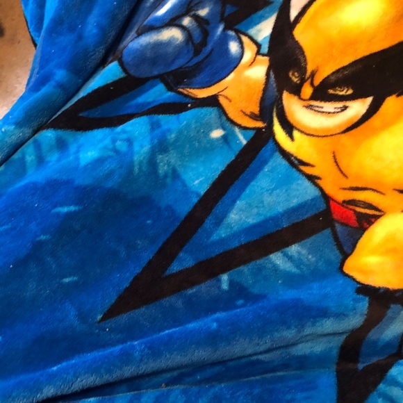 Colorful Superhero squad throw - Picture 4 of 9